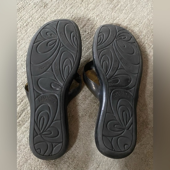 Kenneth Cole Reaction Jelly Flip Flops - Picture 3 of 4